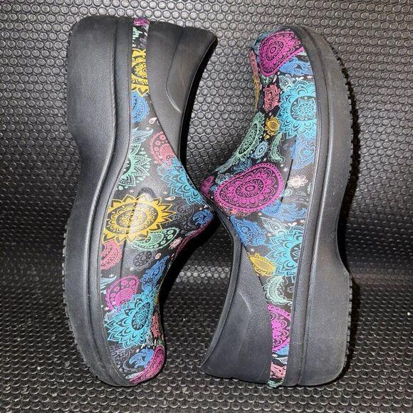 Crocs Dual Comfort Neria Pro II Paisley Print Non Slip Women’s Nurse Clogs Sz 10 - Picture 5 of 7